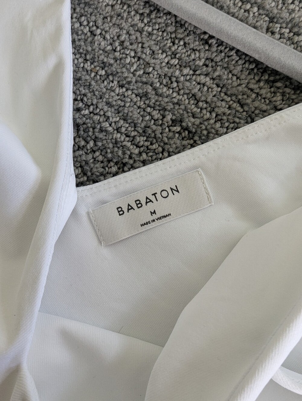 Aritzia Babaton Contour V-Neck Bodysuit Thong Cut - Picture 3 of 9